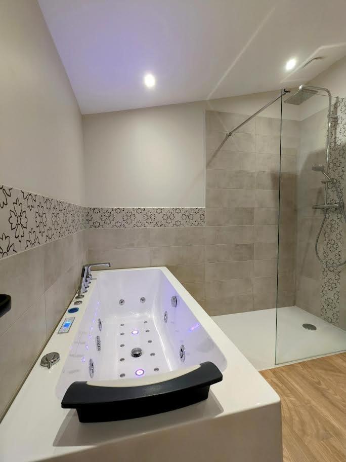 Le Boheme, Sauna & Spa Riorges Esterno foto