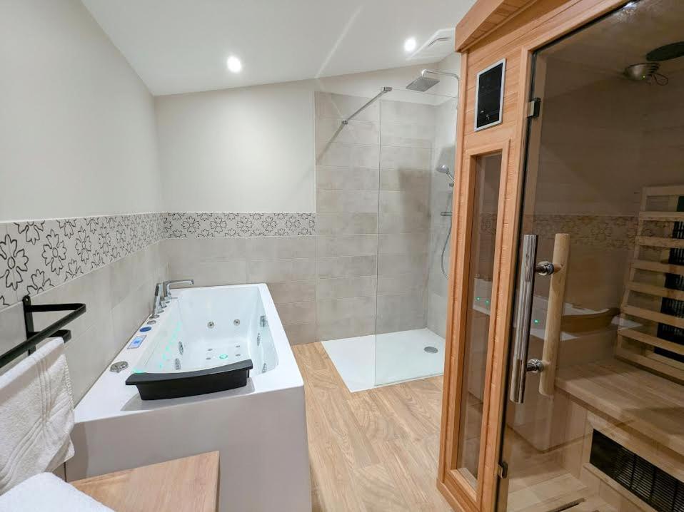 Le Boheme, Sauna & Spa Riorges Esterno foto